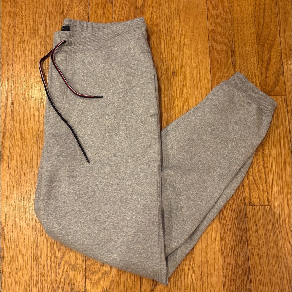 Tommy Hilfiger preppy Mens Gray fleece Sweatpants with designer logo size medium
